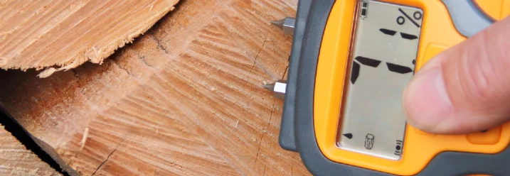 Holzbalken für ein Gartenhaus